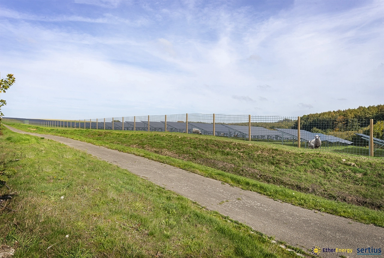 Champ avec intégration du parc photovoltaïque
