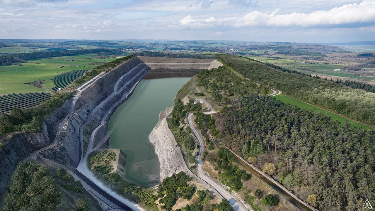 Vue aérienne rapprochée d’une carrière et de son incidence sur l’environnement